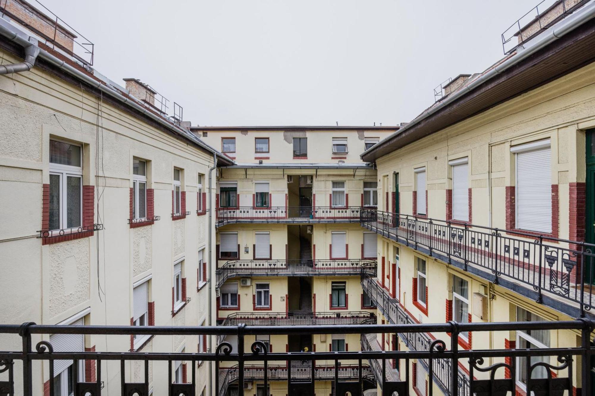 Stunning 3brm 3bath Julie Balcony & Views