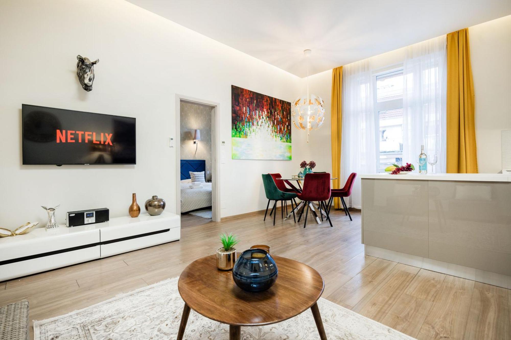 Stunning 3brm 3bath Julie Balcony & Views * Budapest