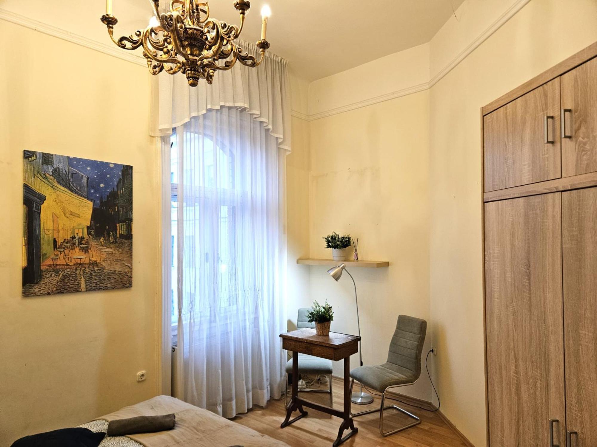Cozy And Near Kalvin Square *