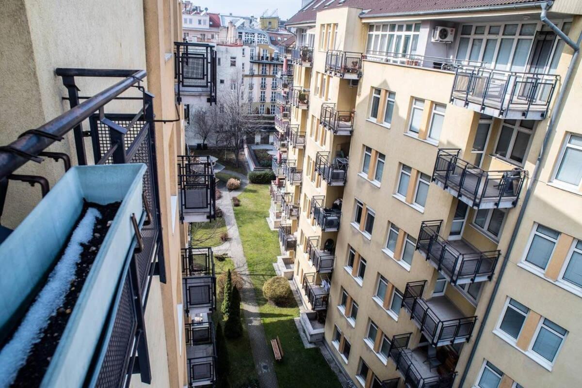 4-room With Aircon And Balcony Free Parking