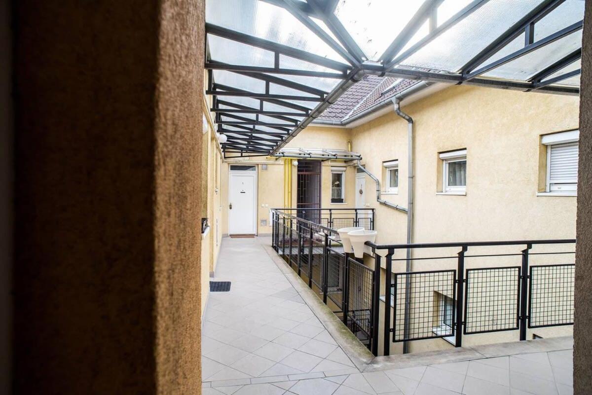 4-room With Aircon And Balcony Free Parking *