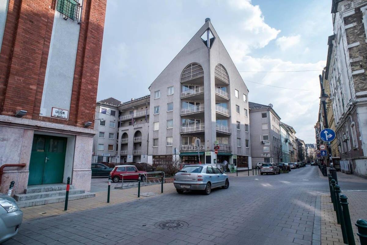 4-room With Aircon And Balcony Free Parking