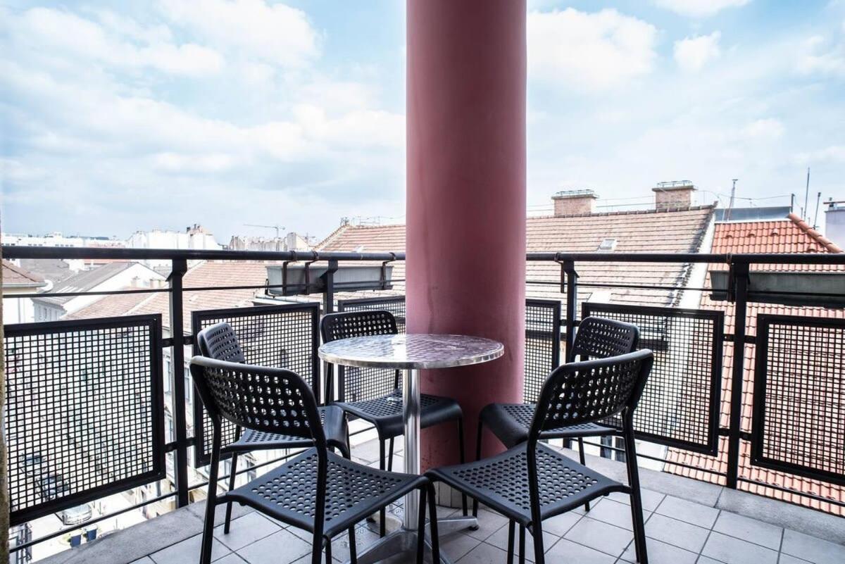4-room With Aircon And Balcony Free Parking