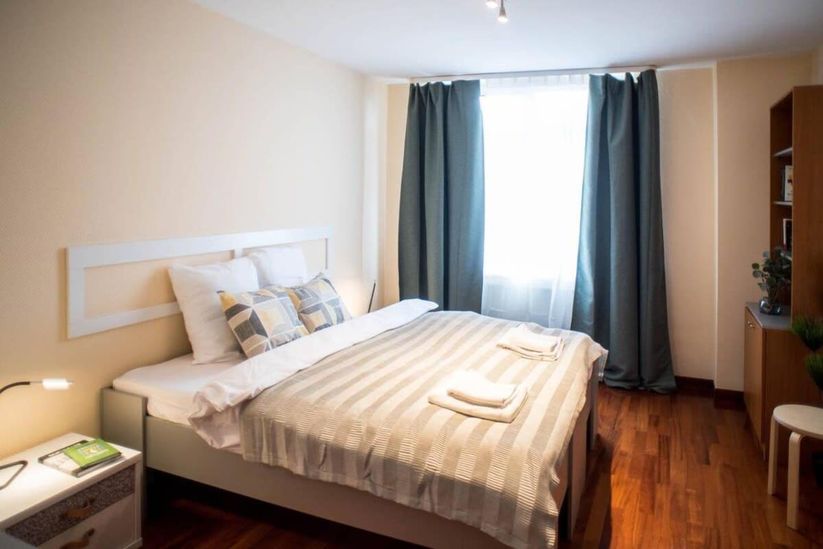 4-room With Aircon And Balcony Free Parking *