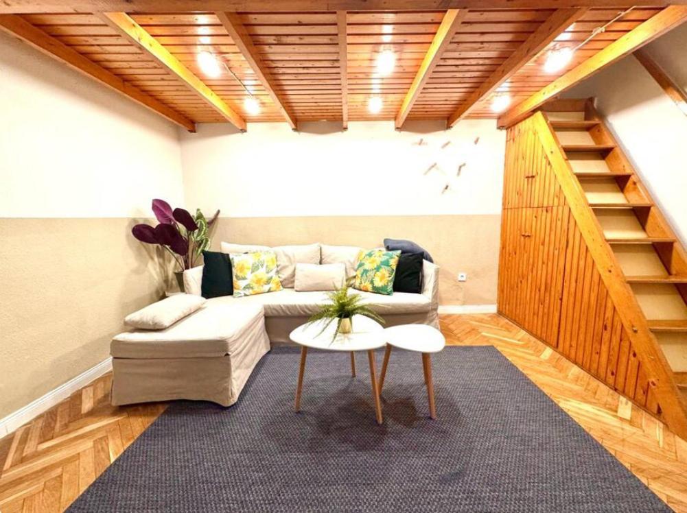 Almassy Residence-modern Apartment