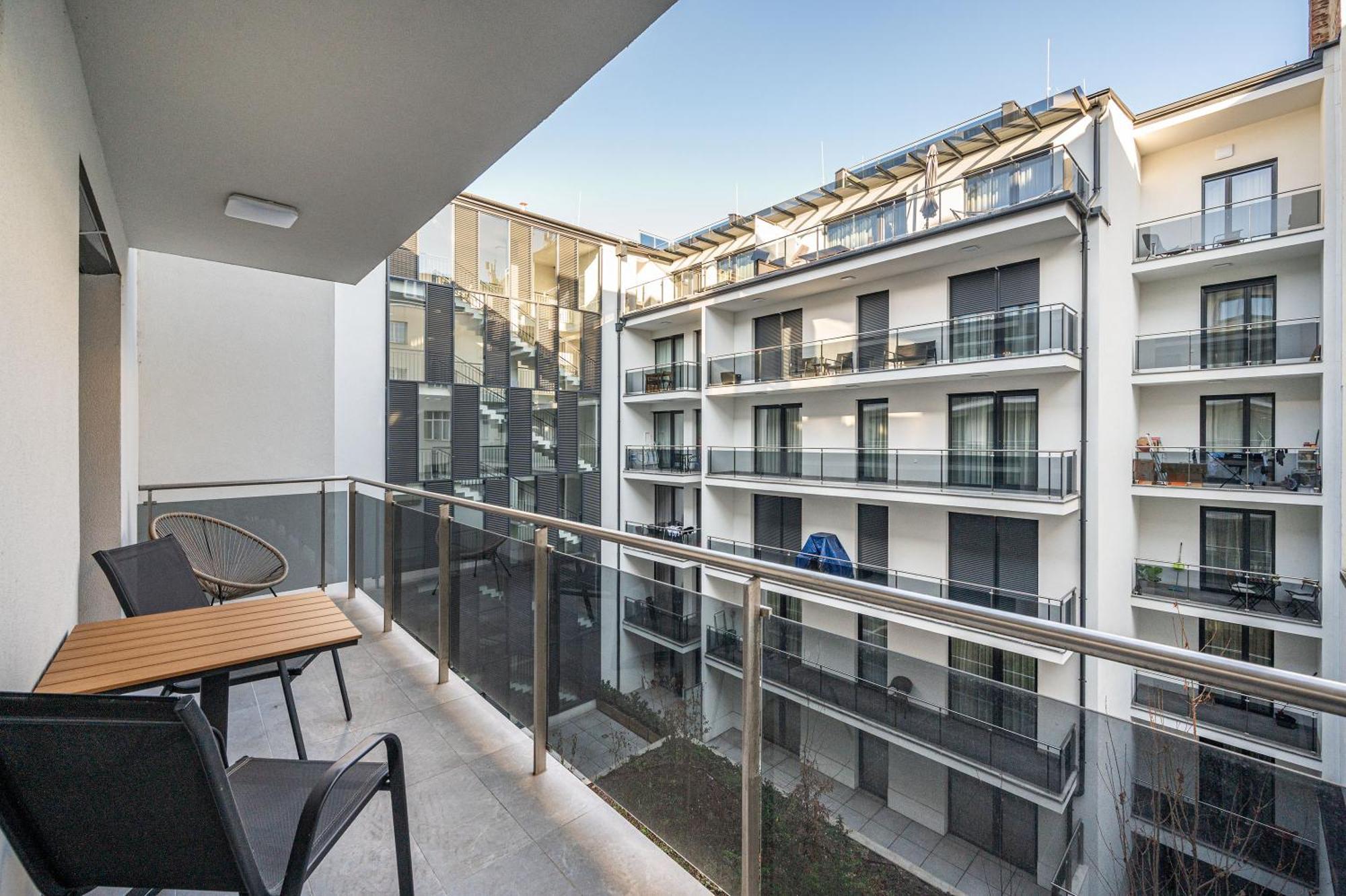 Brand New In A House Apartamento *