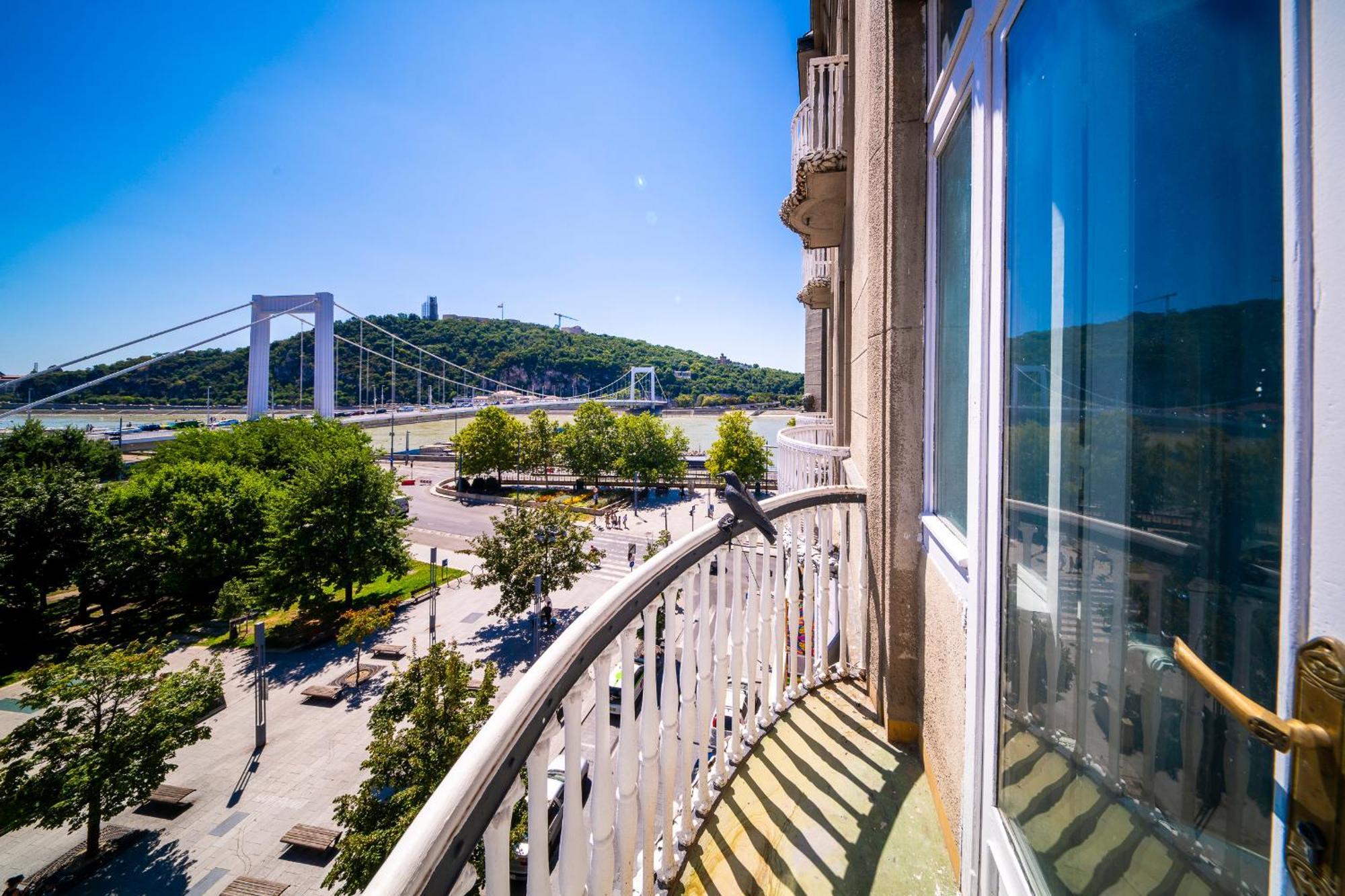 Riverfront Lux *
