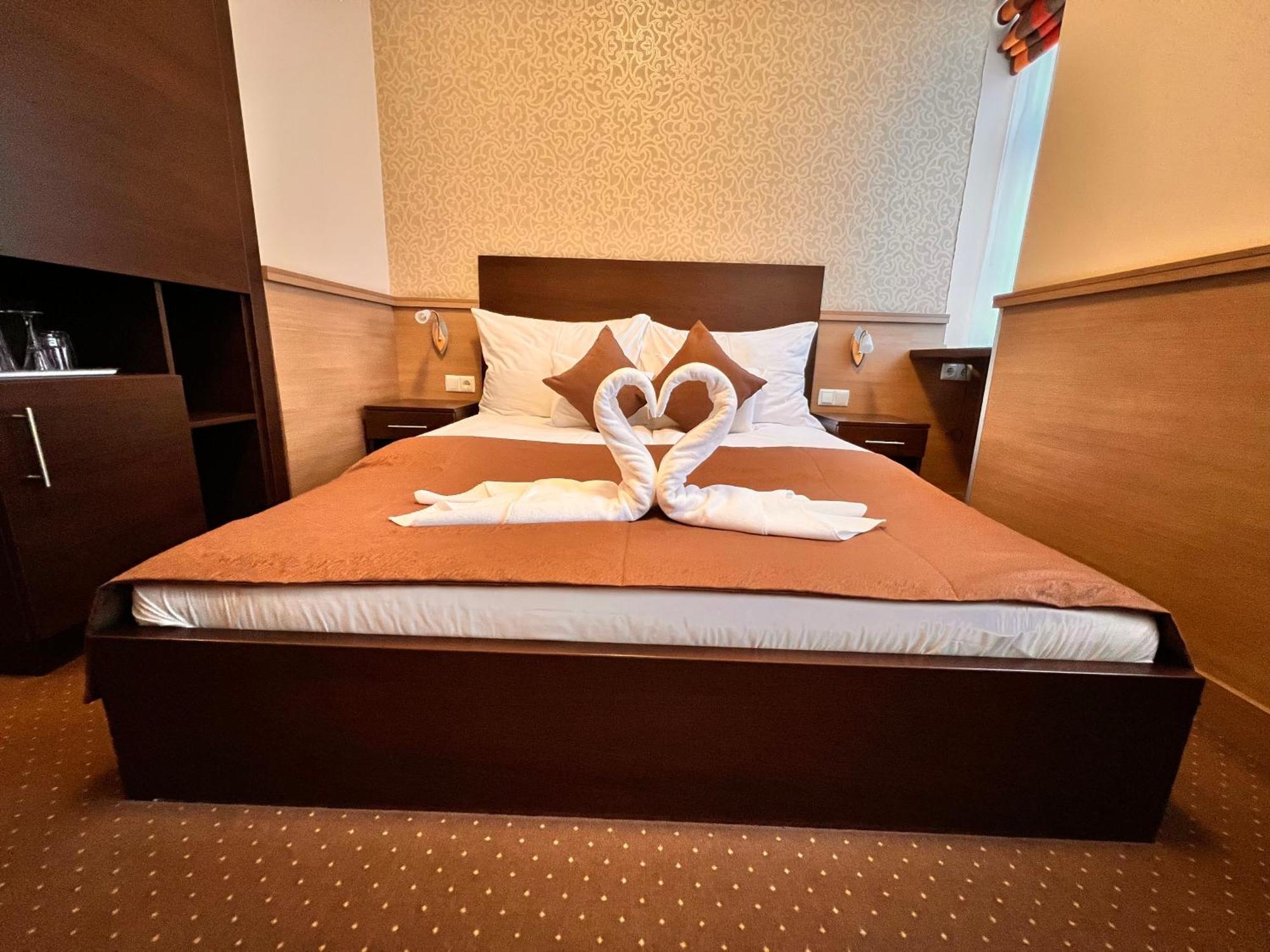 21 And 3* Budapest