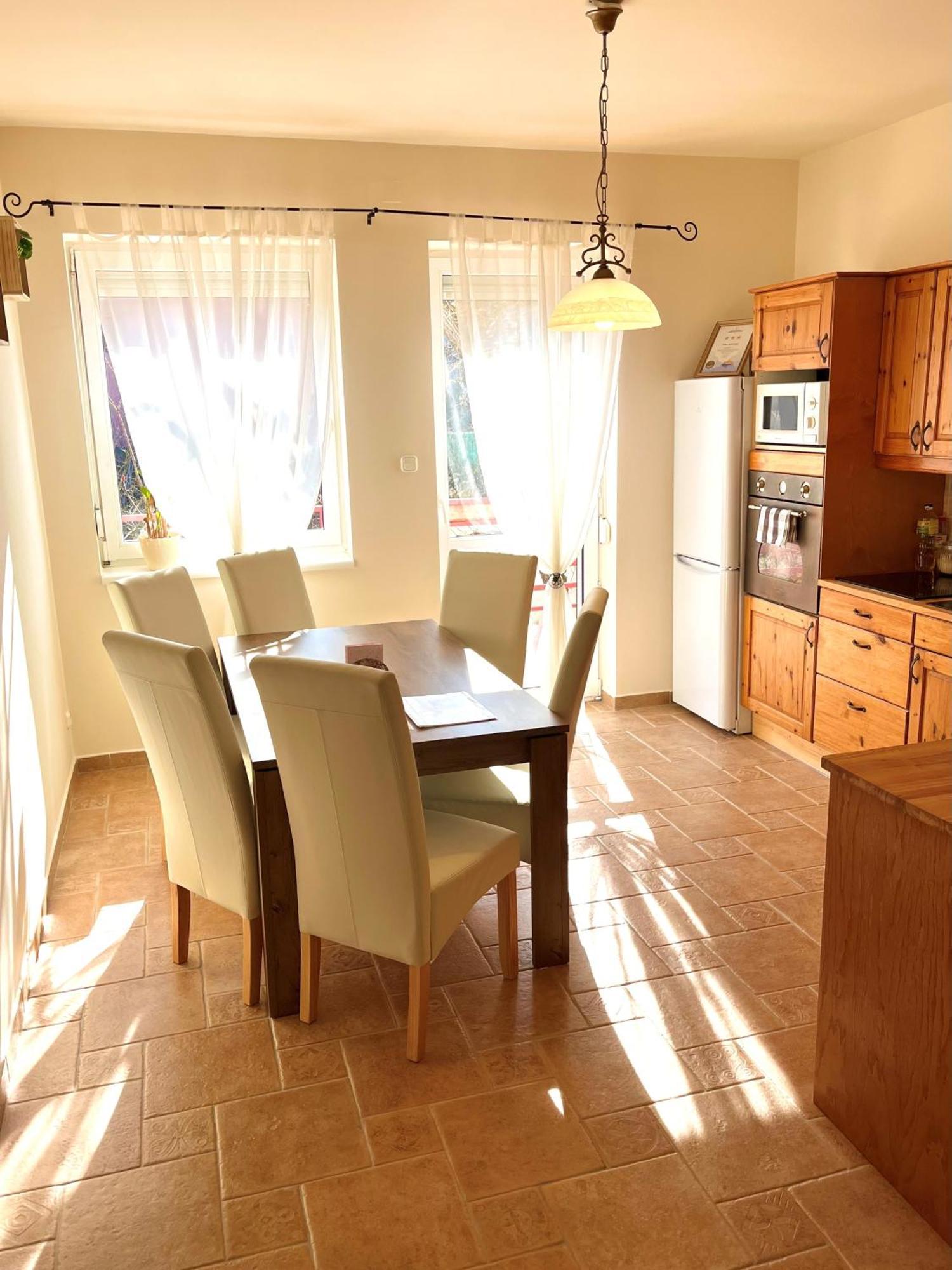 Kiraly Csaladi Apartman- Royal Family #freegarage Apartment *