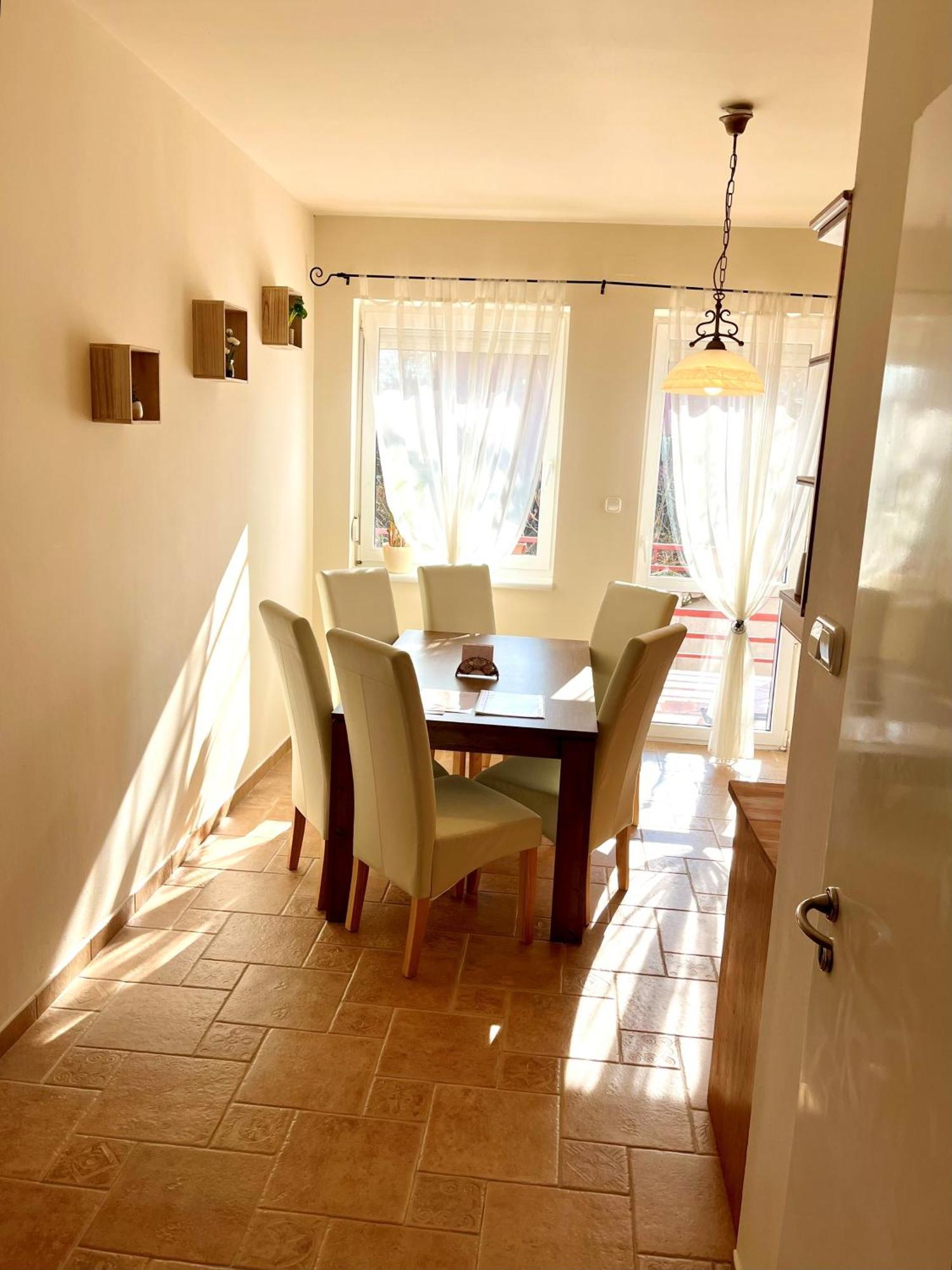 Kiraly Csaladi Apartman- Royal Family #freegarage Apartment Budapest