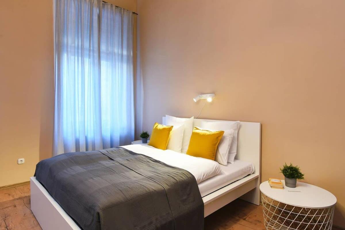 Lägenhet Very Very Spacious New Budapest