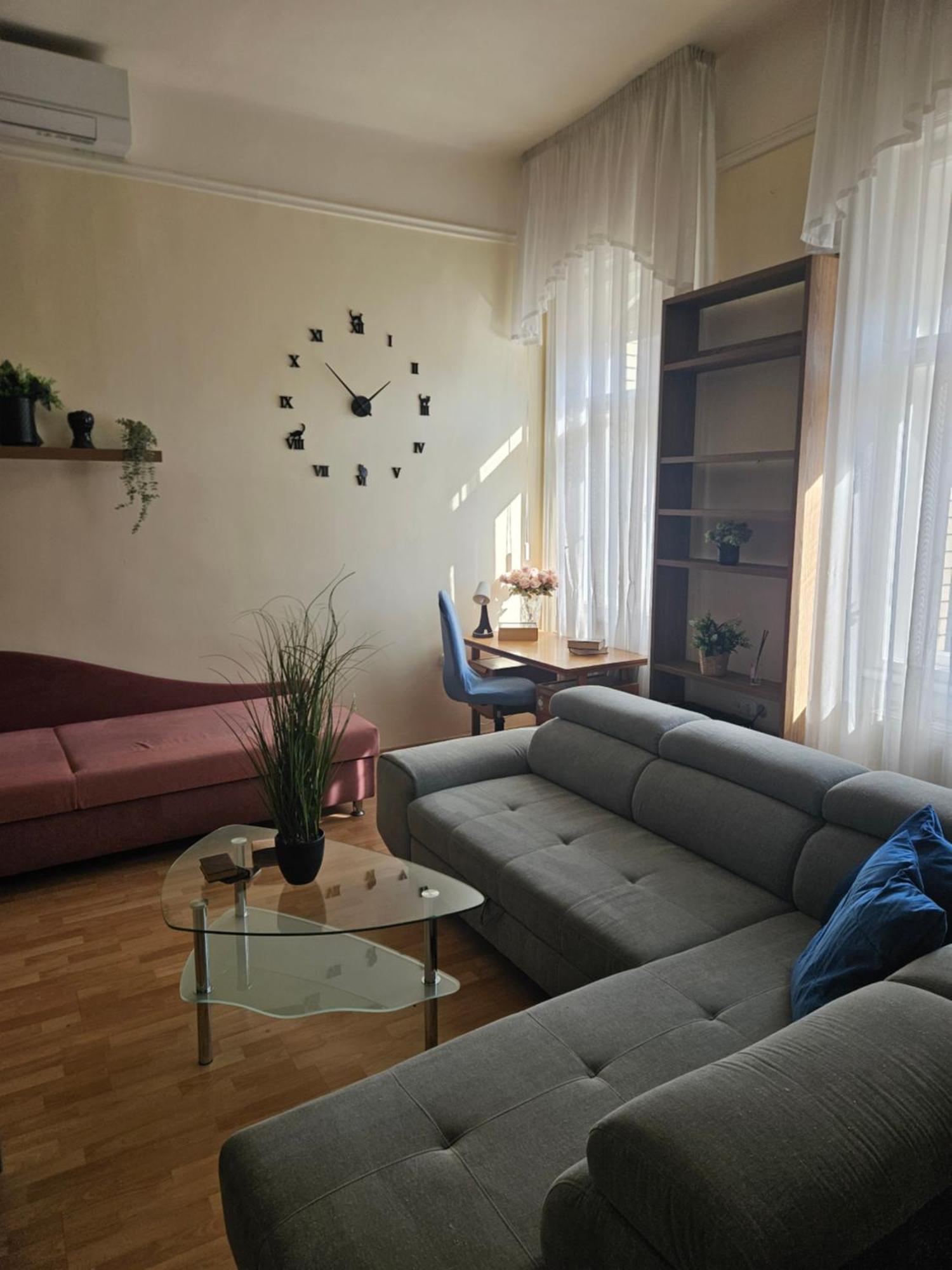 Cozy And Near Kalvin Square *