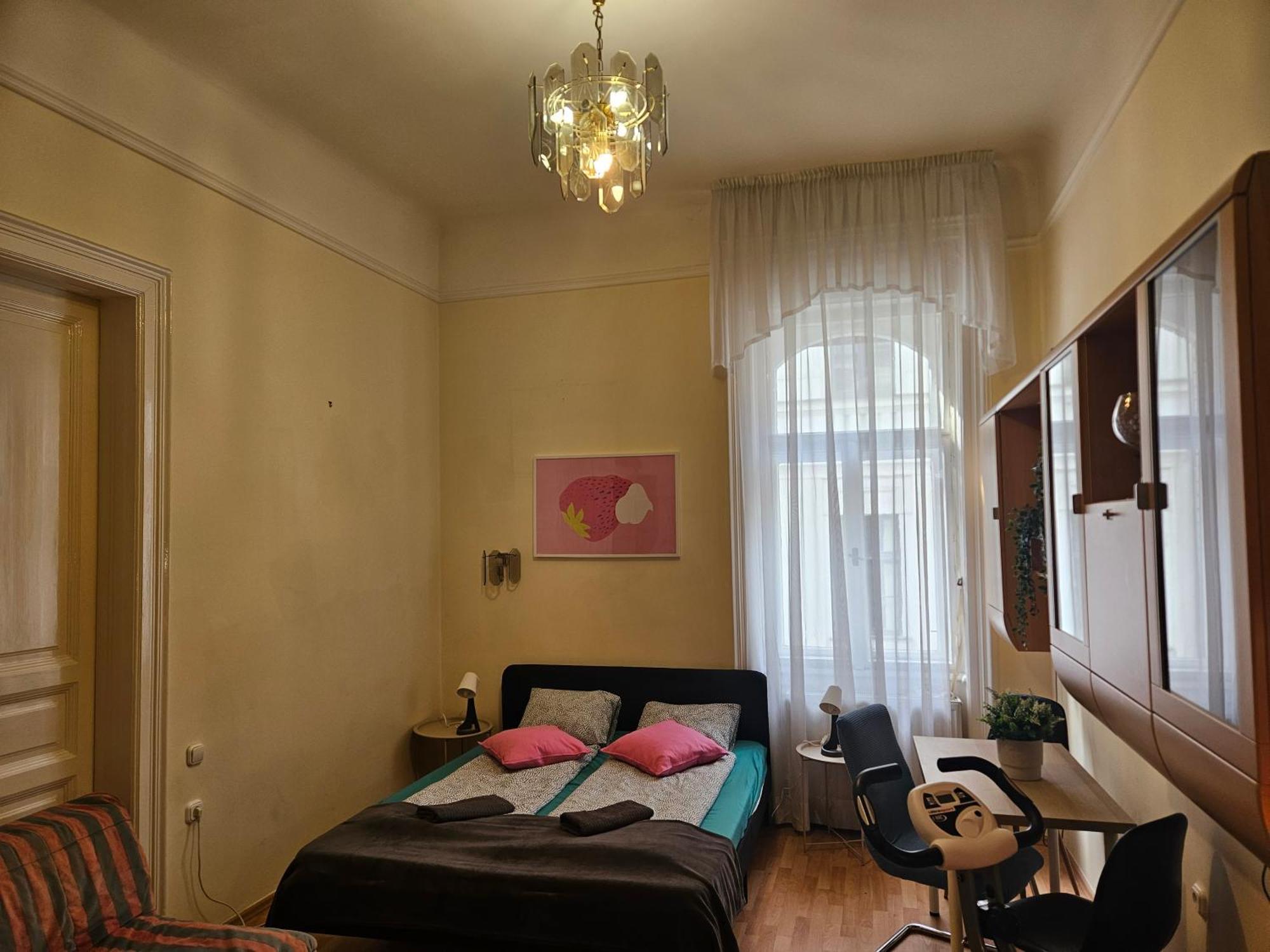 Cozy And Near Kalvin Square Budapest