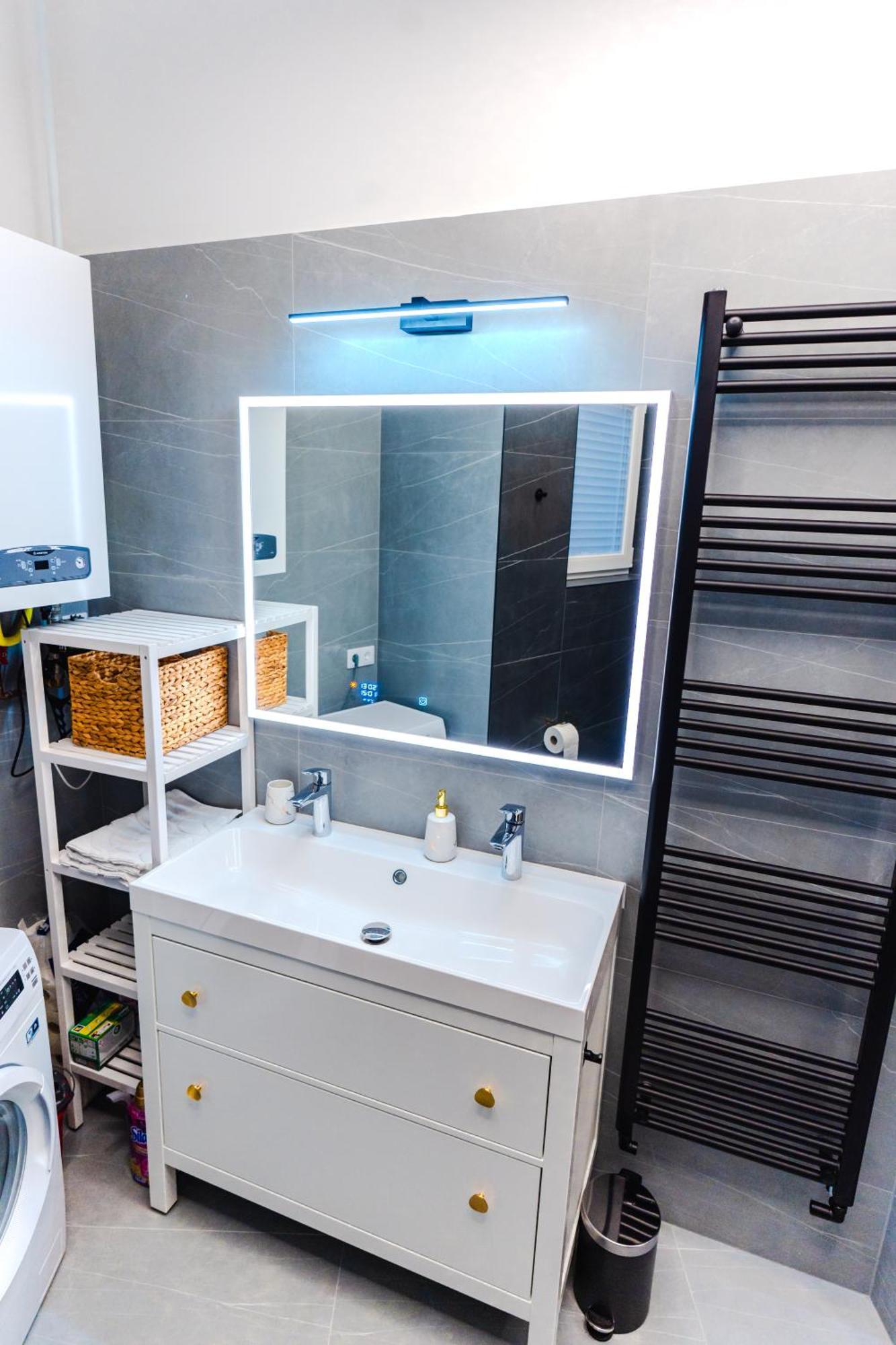 2 Bedrooms And Living Your Modern In Appartamento Budapest