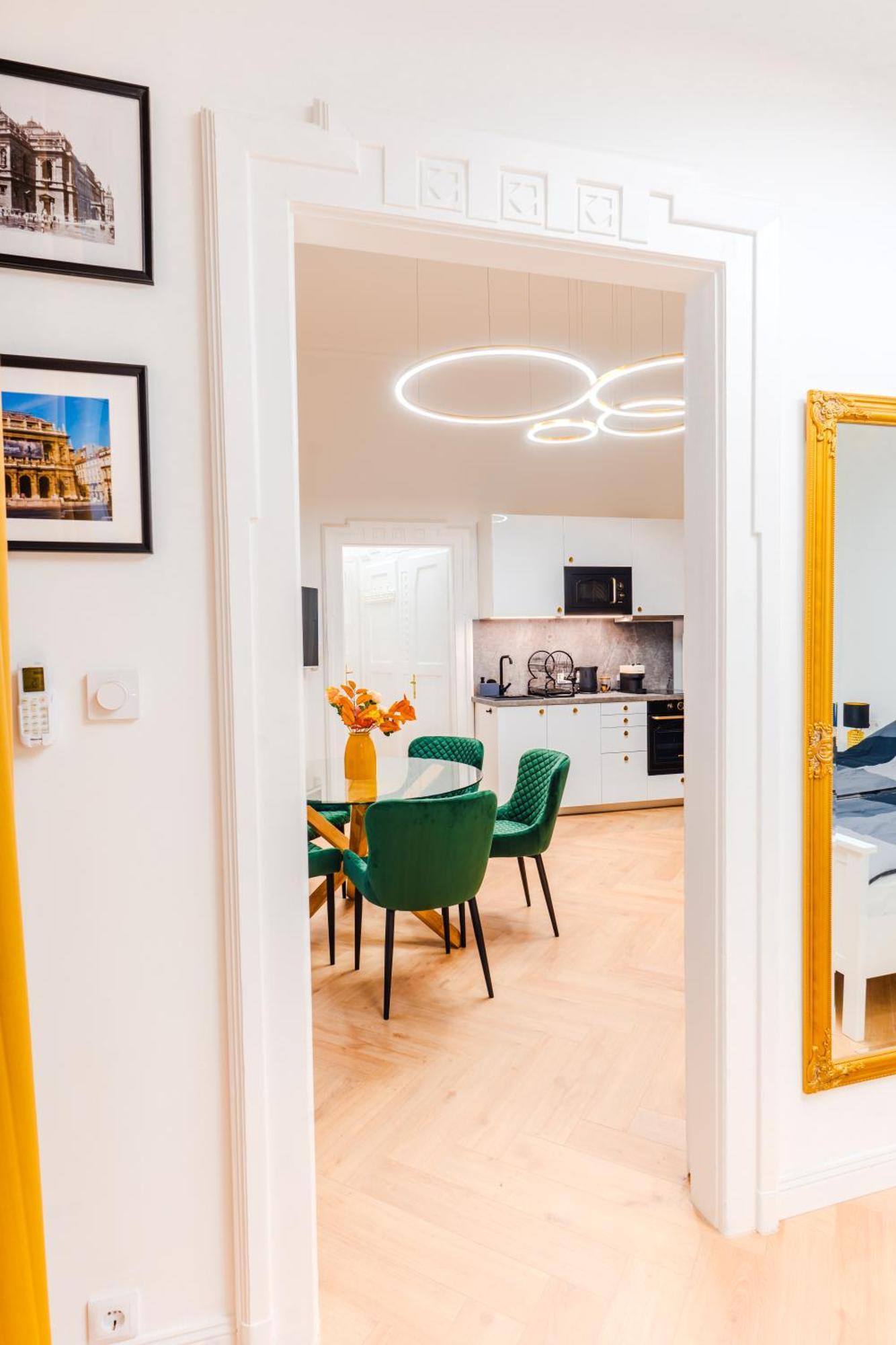 2 Bedrooms And Living Your Modern In Appartamento Budapest