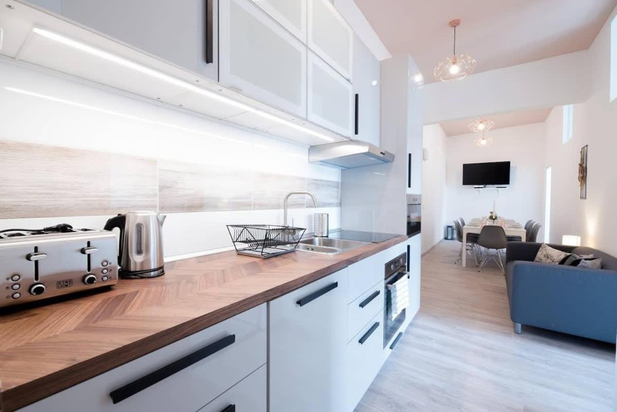 Extra Brand New Large With Air Con Budapest