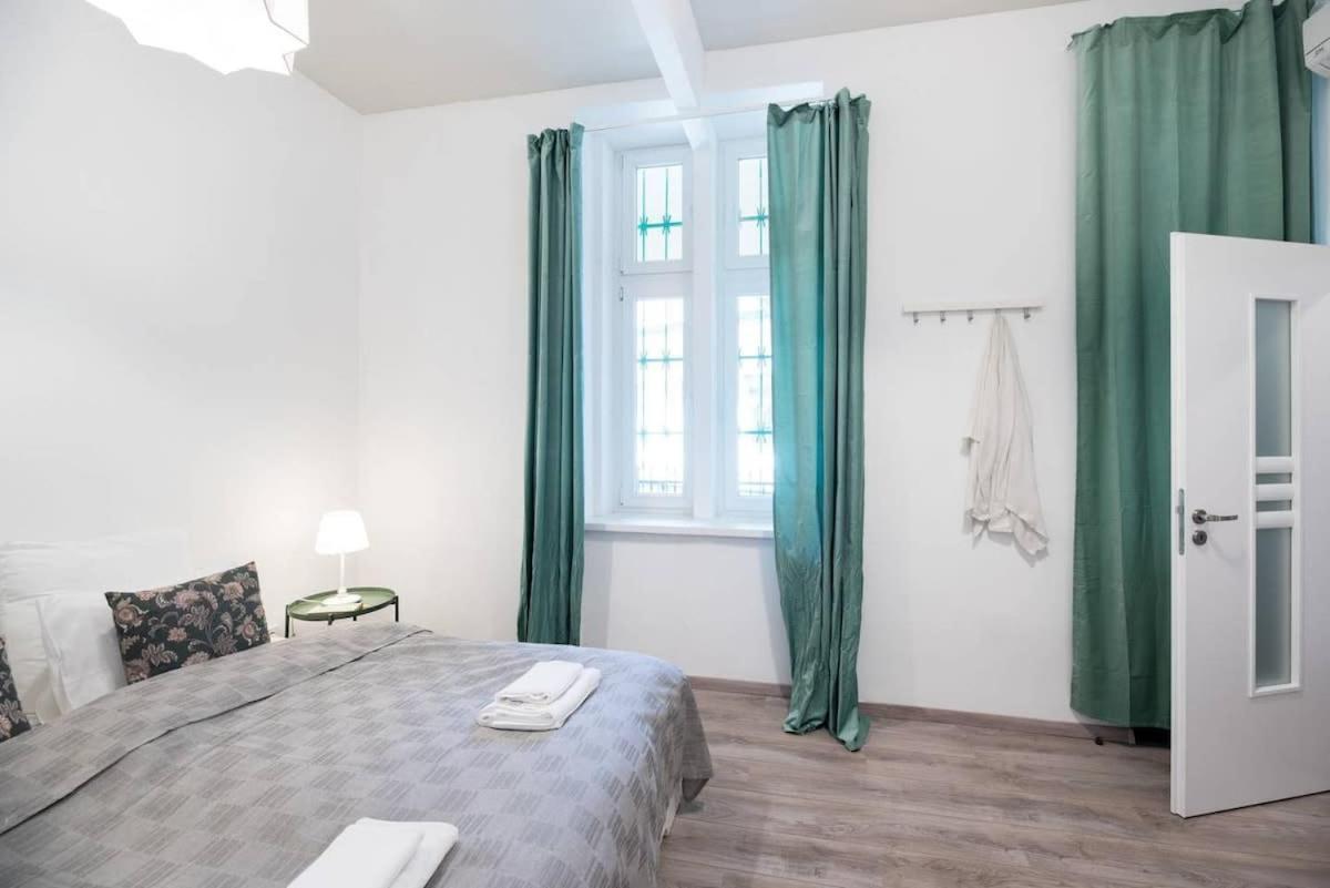 Extra Brand New Large With Air Con * Budapest