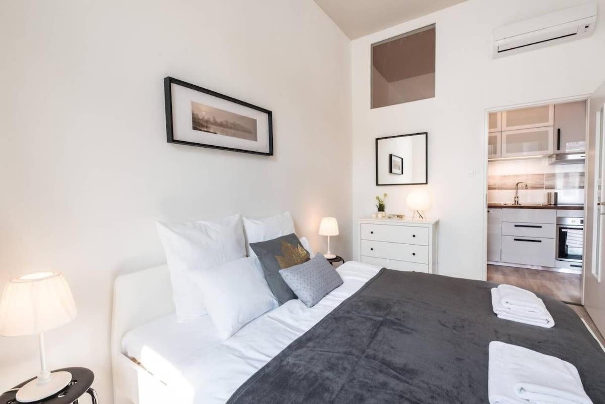 Extra Brand New Large With Air Con