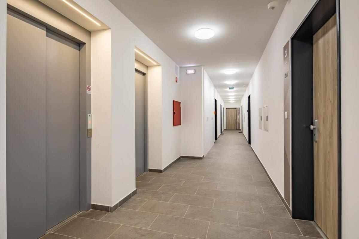 Brand New With Garage Apartamento