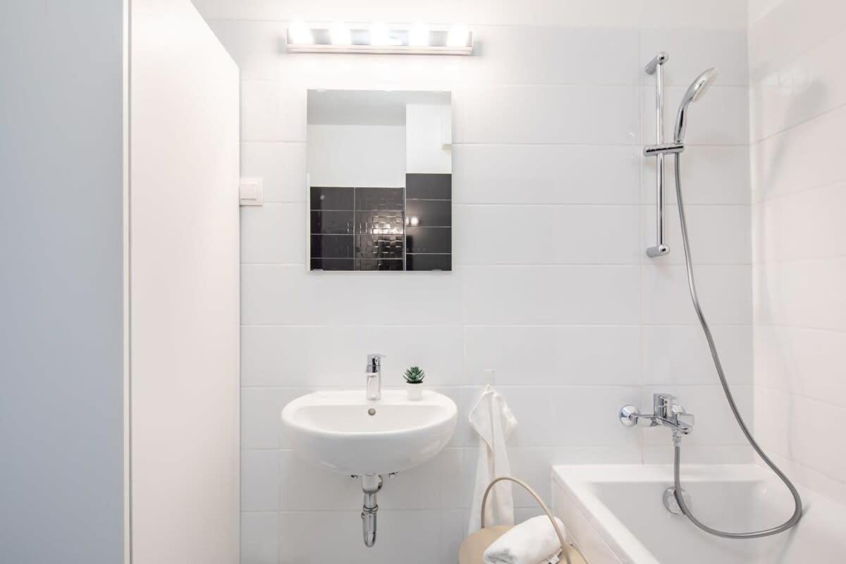 Brand New With Garage Apartamento *