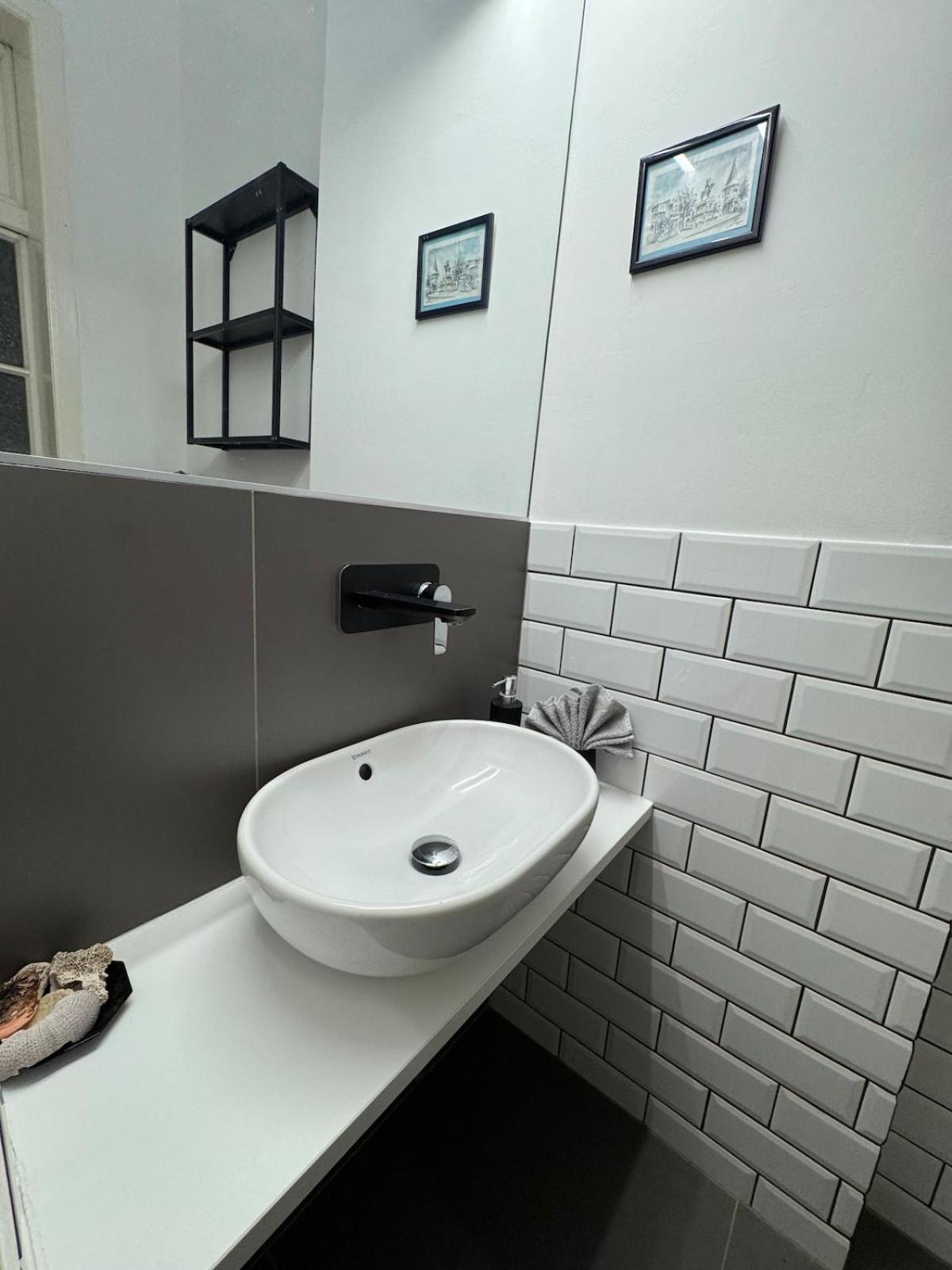 Chic Soho Retreat - Downtown Apartman *