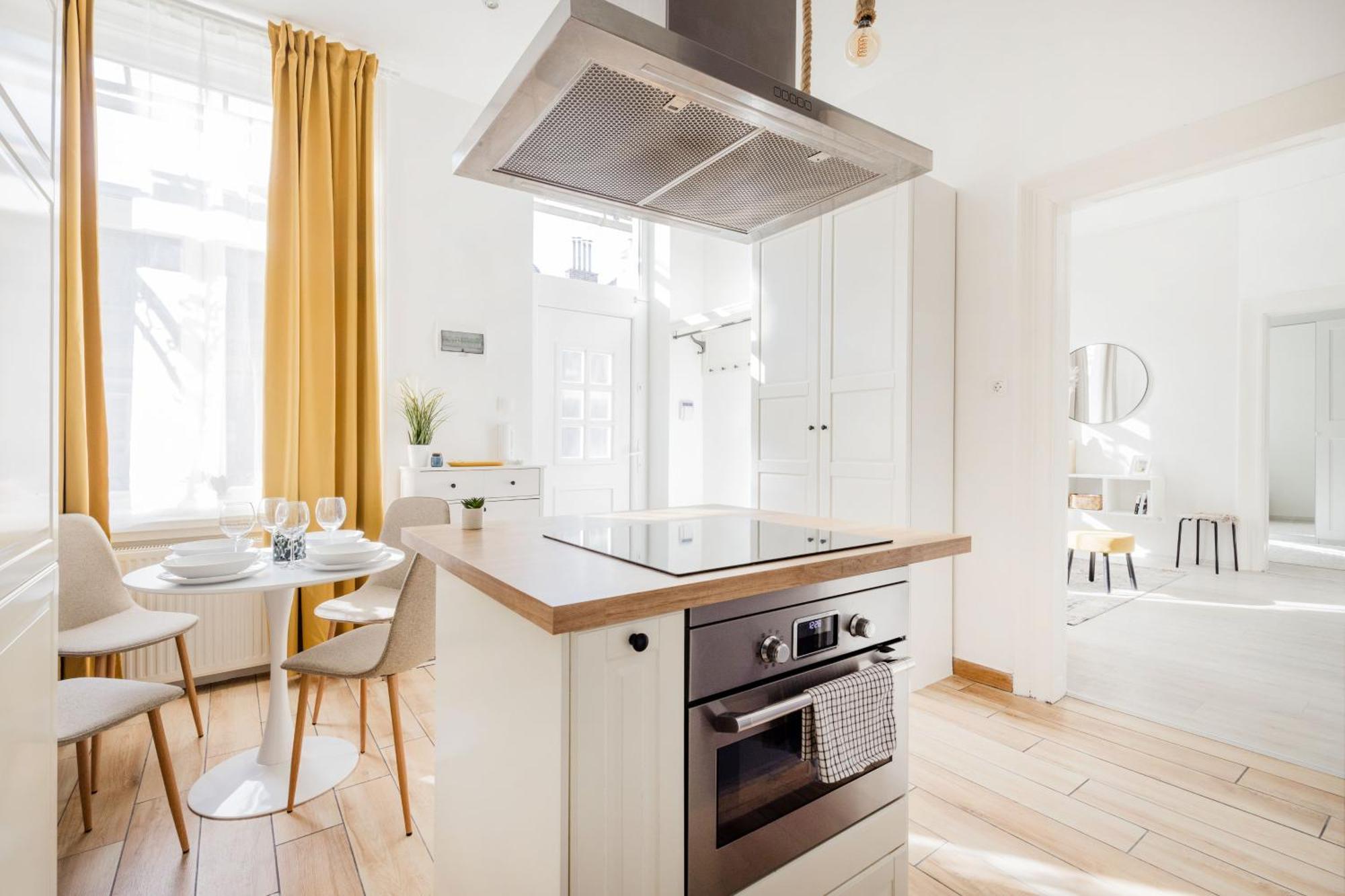Bright And Cozy Urban Getaway Budapest