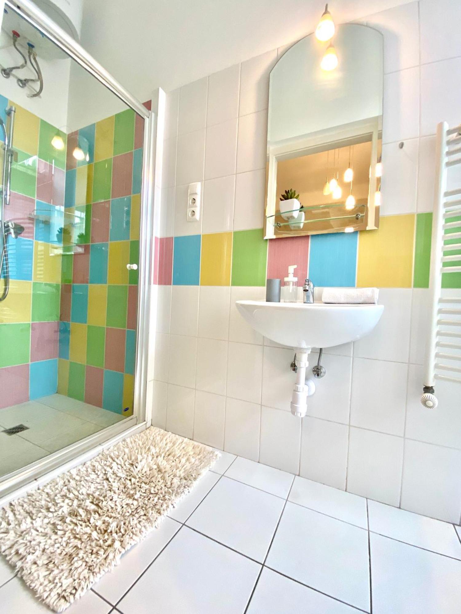 Free Parking + 4bdr + 3baths! + 5* Location Apartament
