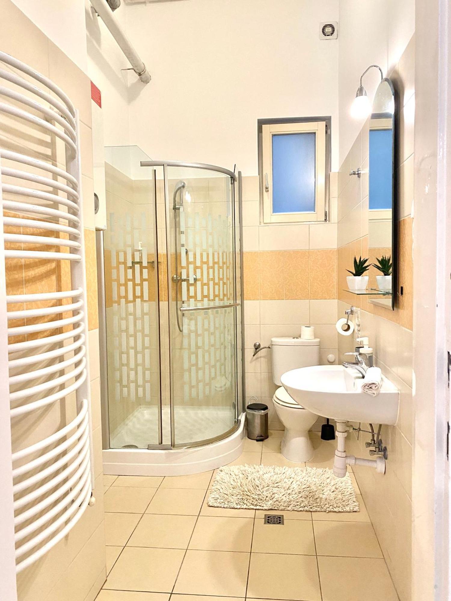 Apartament Free Parking + 4bdr + 3baths! + 5* Location