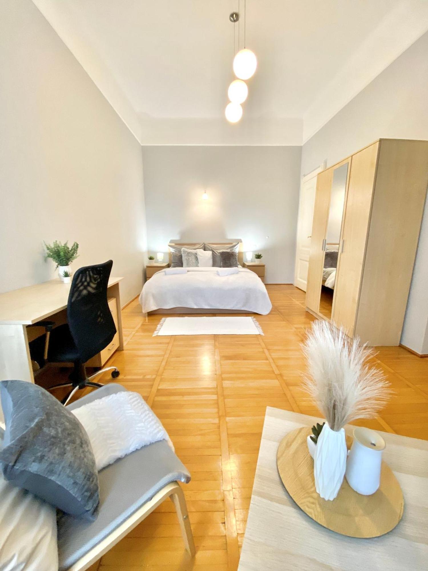 Free Parking + 4bdr + 3baths! + 5* Location Apartament Budapeszt