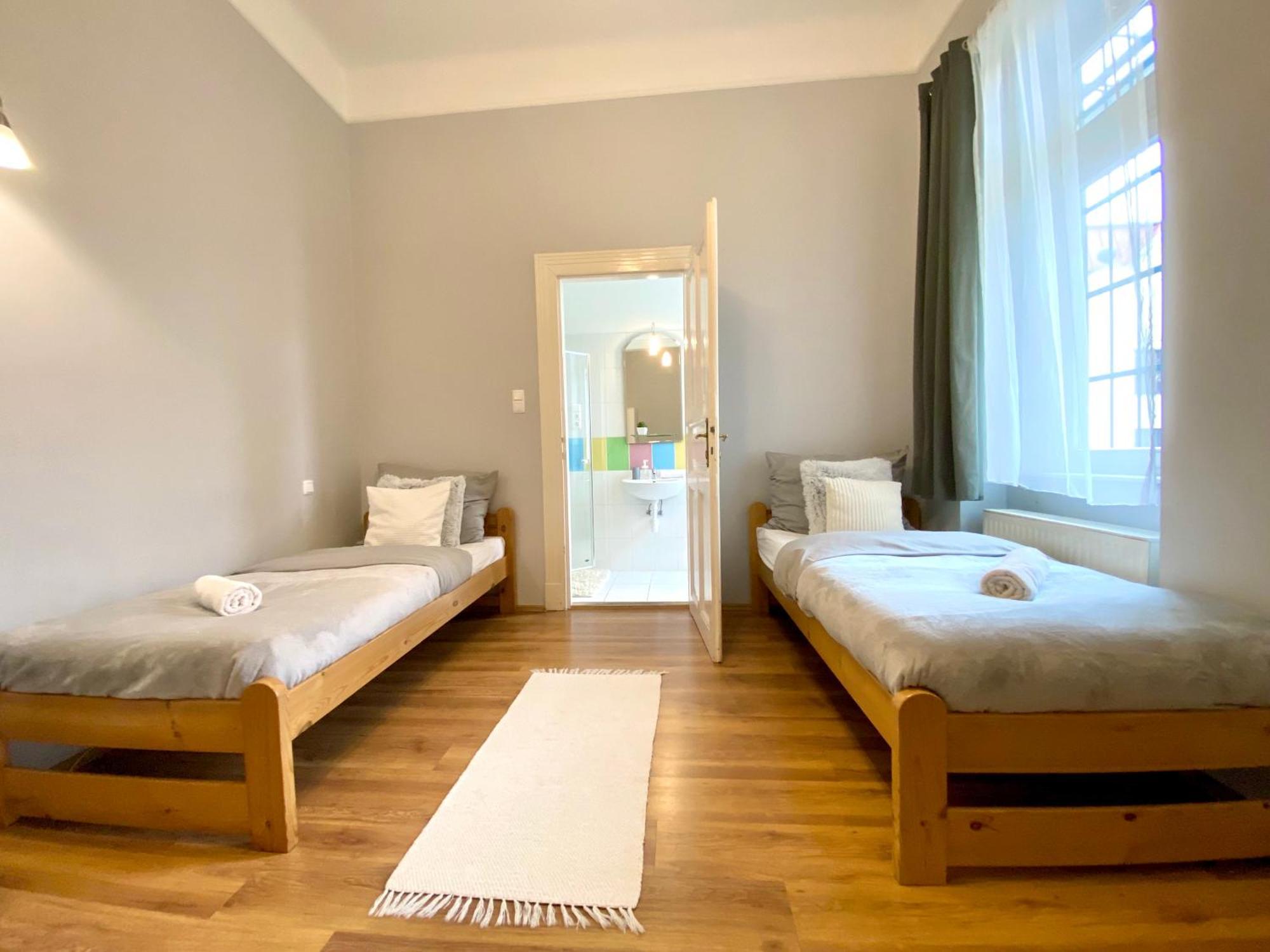 Free Parking + 4bdr + 3baths! + 5* Location * Budapeszt