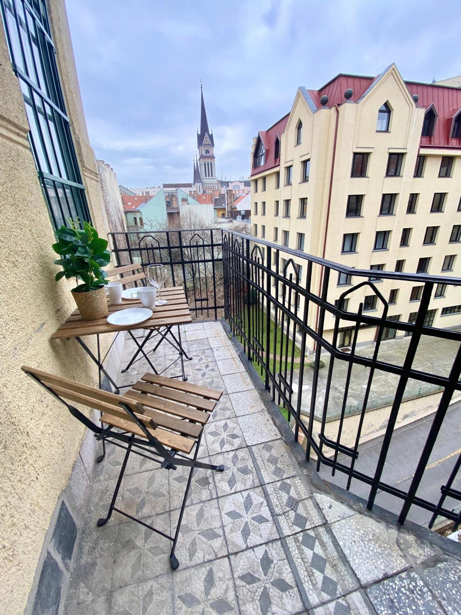 Apartament Free Parking + 4bdr + 3baths! + 5* Location *