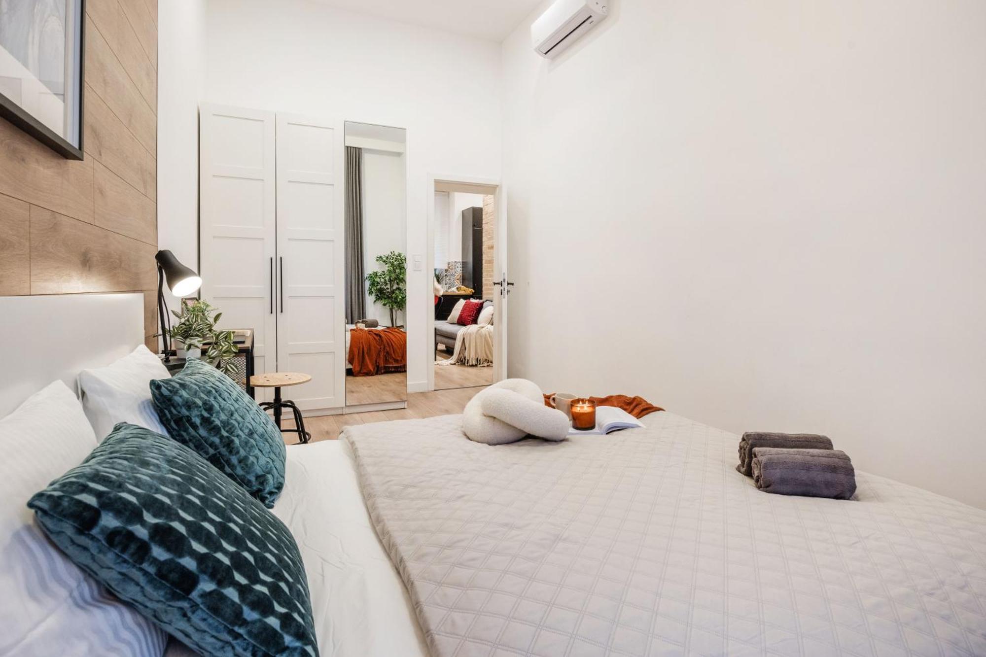 Chic Urban Retreat- Near Opera & Basilica