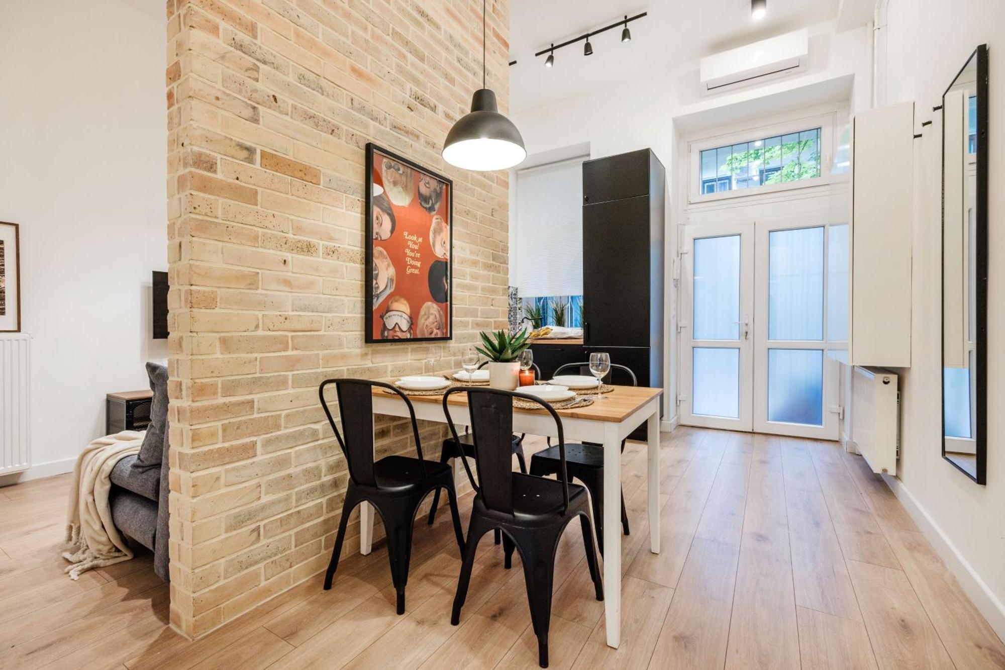 Chic Urban Retreat- Near Opera & Basilica