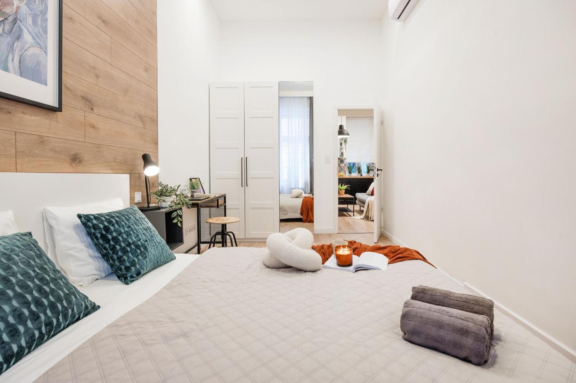 Chic Urban Retreat- Near Opera & Basilica *