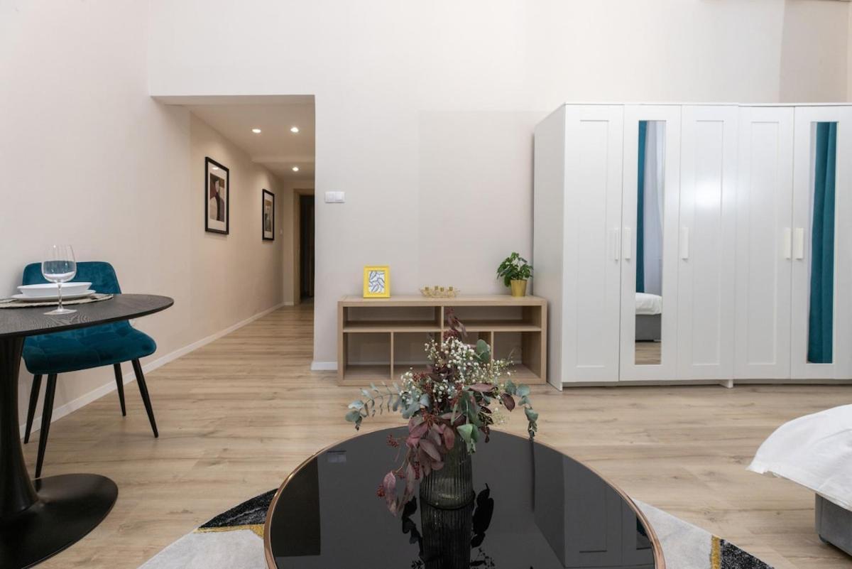Center 2 Bedroom Apartment! * Budapest