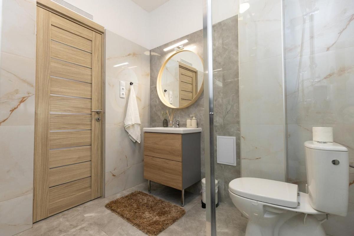 Center 2 Bedroom Apartment! *