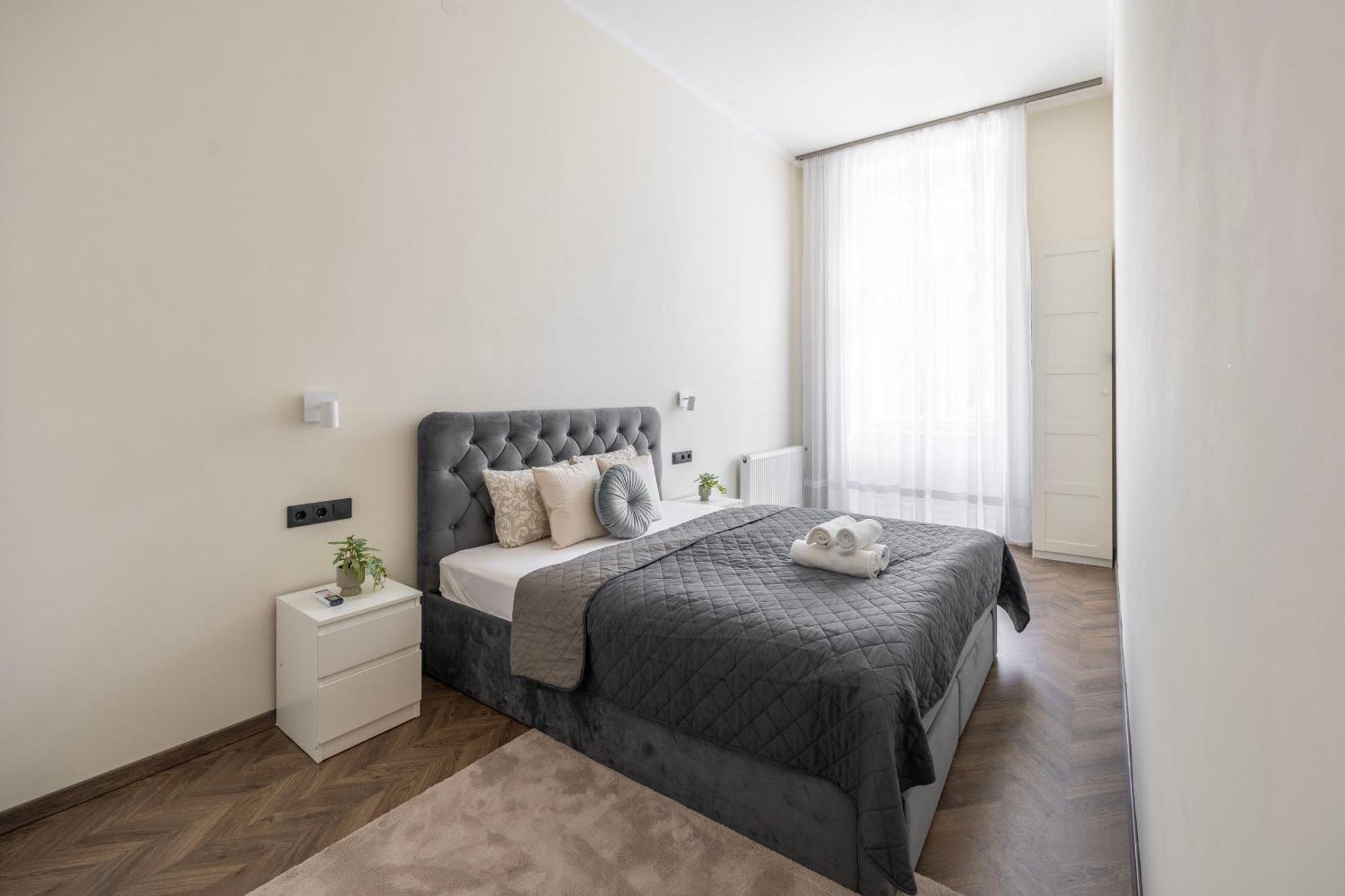 Exclusive & Grand Astoria In The Heart Of