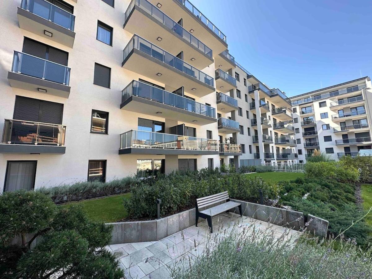 Apartment Quiet Flat Near Downtown, With Free Garage