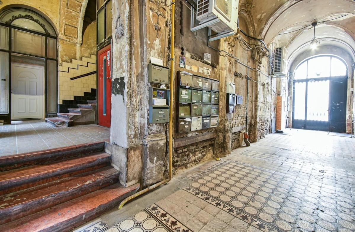 Madman's Labyrinth By Nw Budapest
