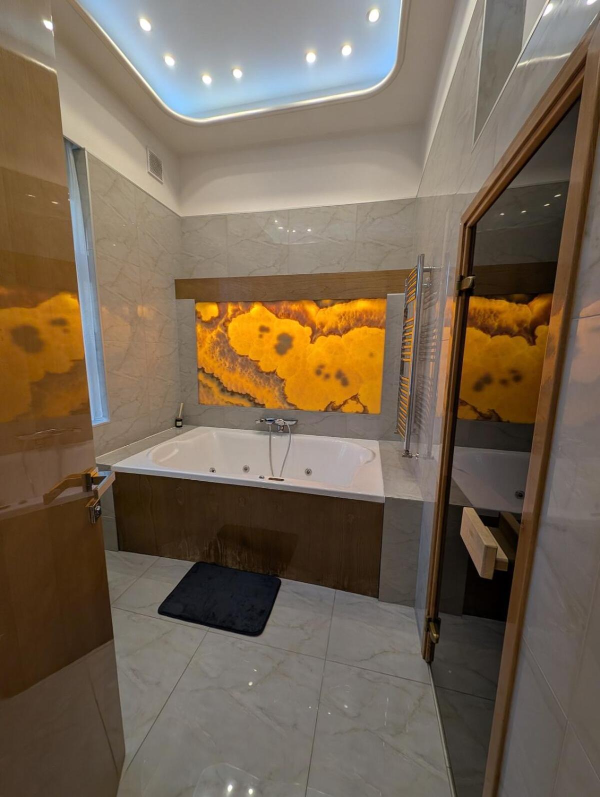 Apartamento Heart Of Downtown Luxury Condo, Private Spa, Cinema, Patio Budapest