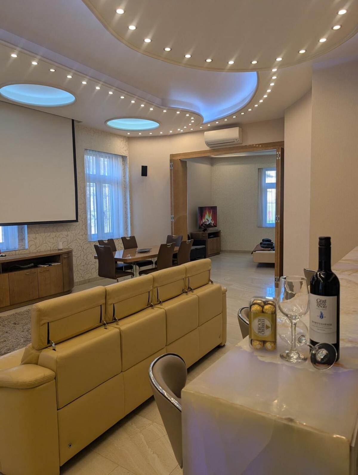 Heart Of Downtown Luxury Condo, Private Spa, Cinema, Patio Budapest