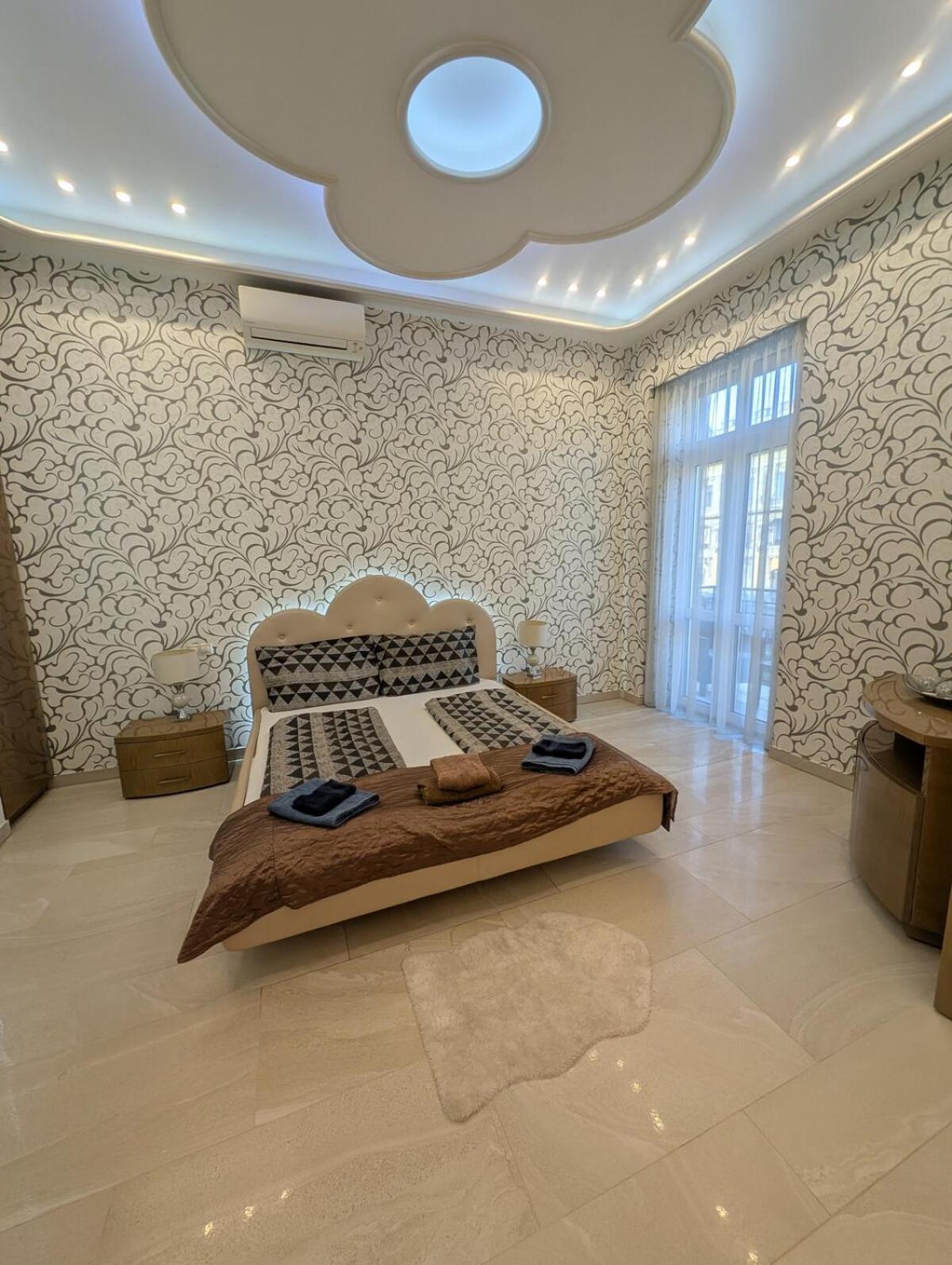 Heart Of Downtown Luxury Condo, Private Spa, Cinema, Patio Apartamento Budapest