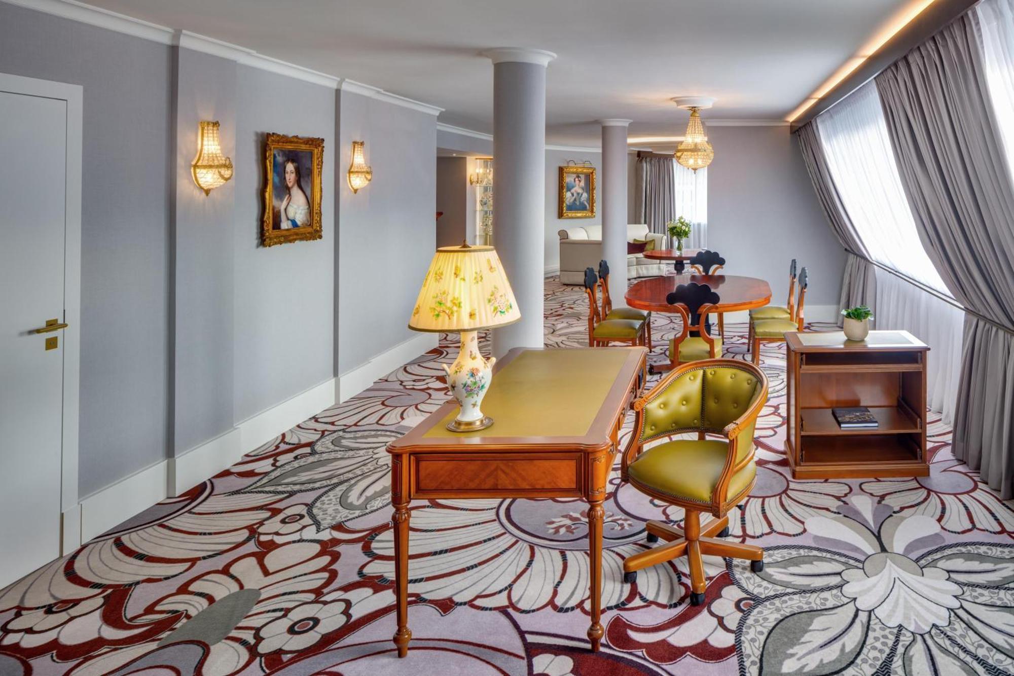 Kempinski Corvinus Hotel 5*