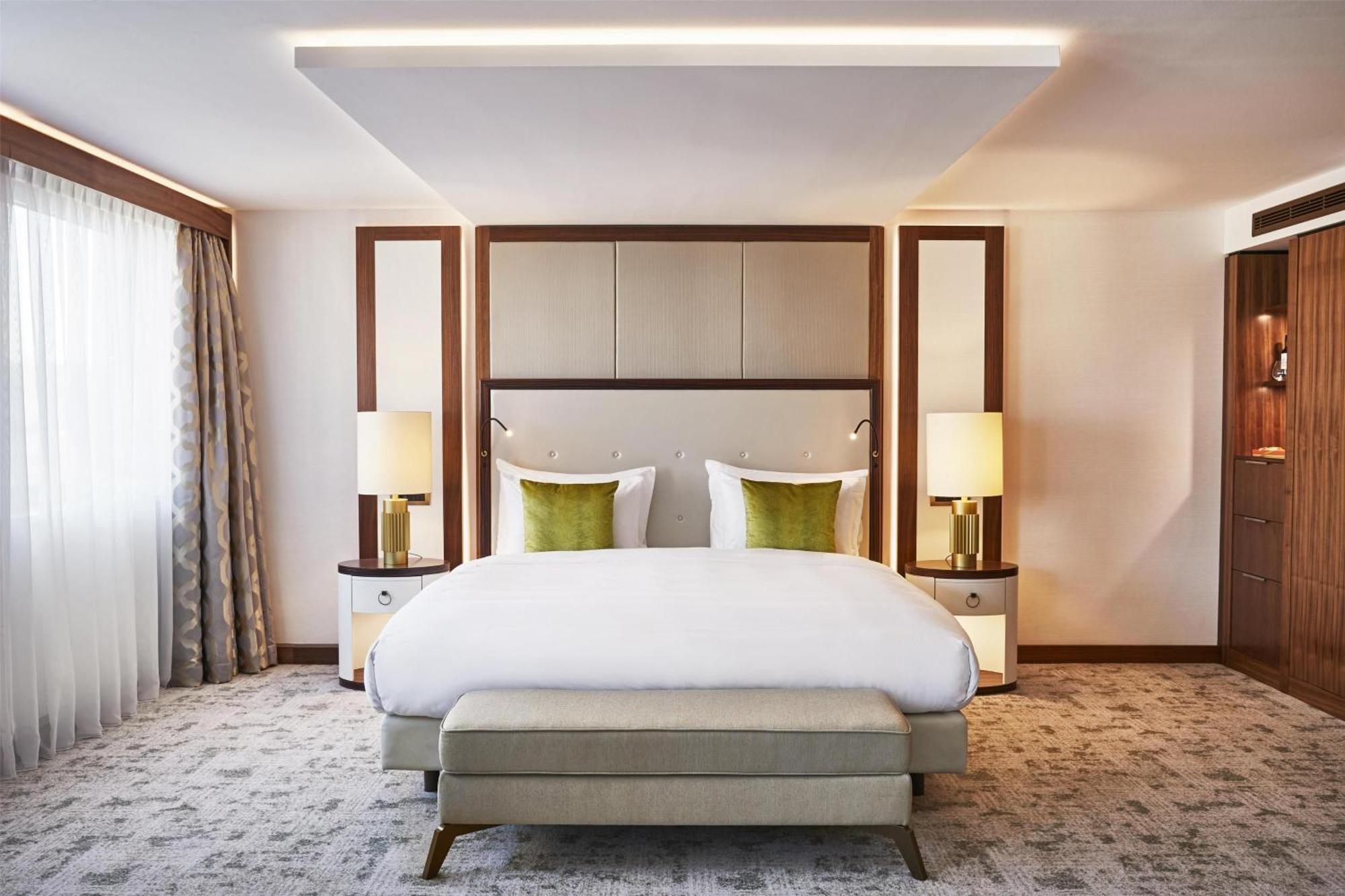 Hotel Kempinski Corvinus 5*