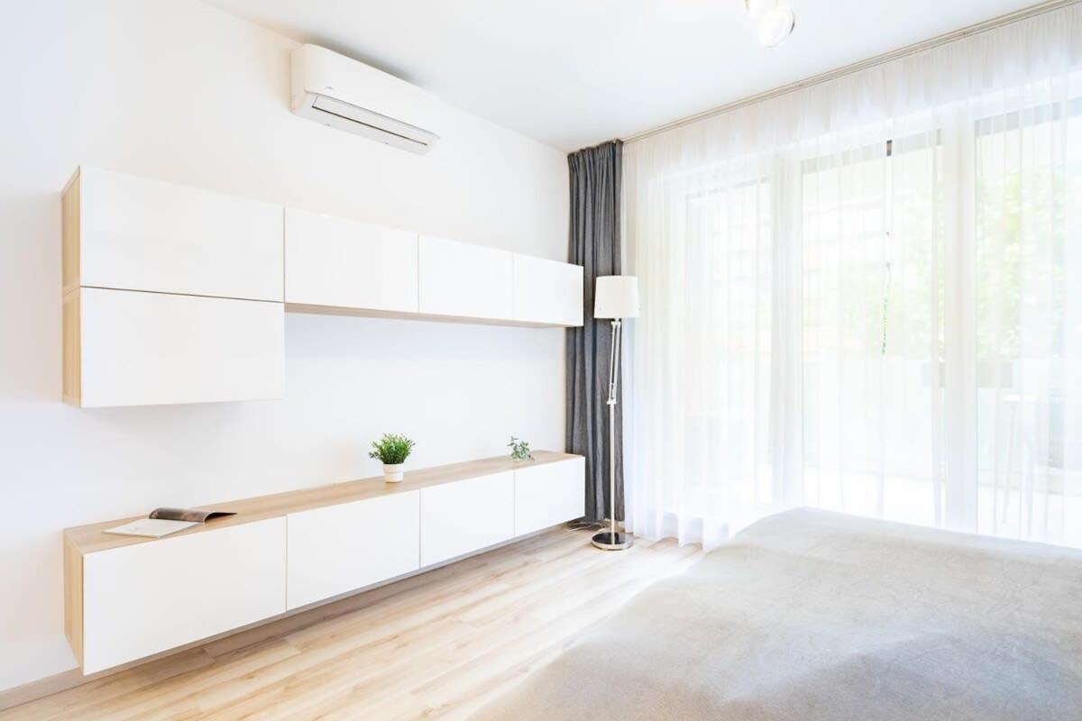Modern And Sunny With Balcony Apartman