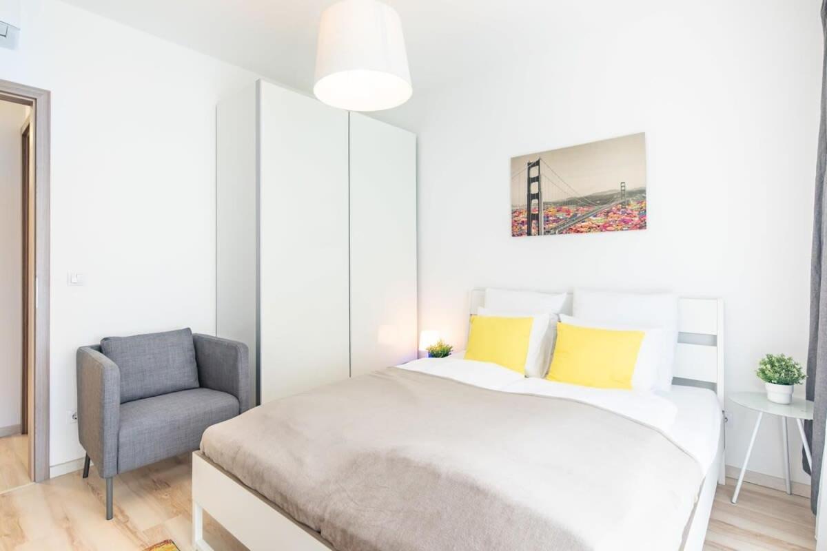 Modern And Sunny With Balcony Budapest