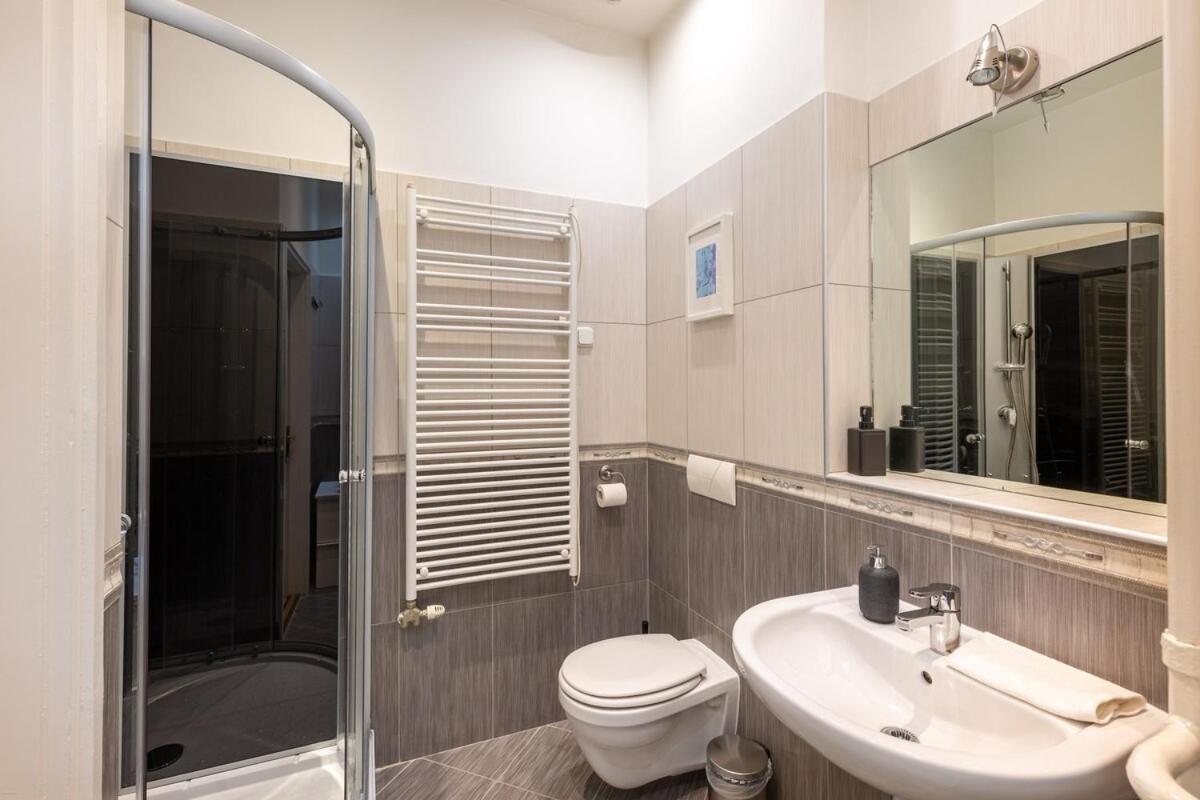 Museum Avenue 2-br Apartman