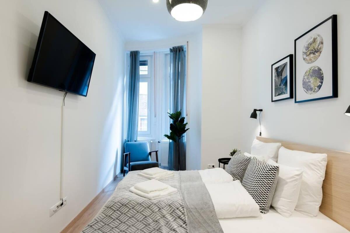 New With Aircon At Great Location Lejlighed *