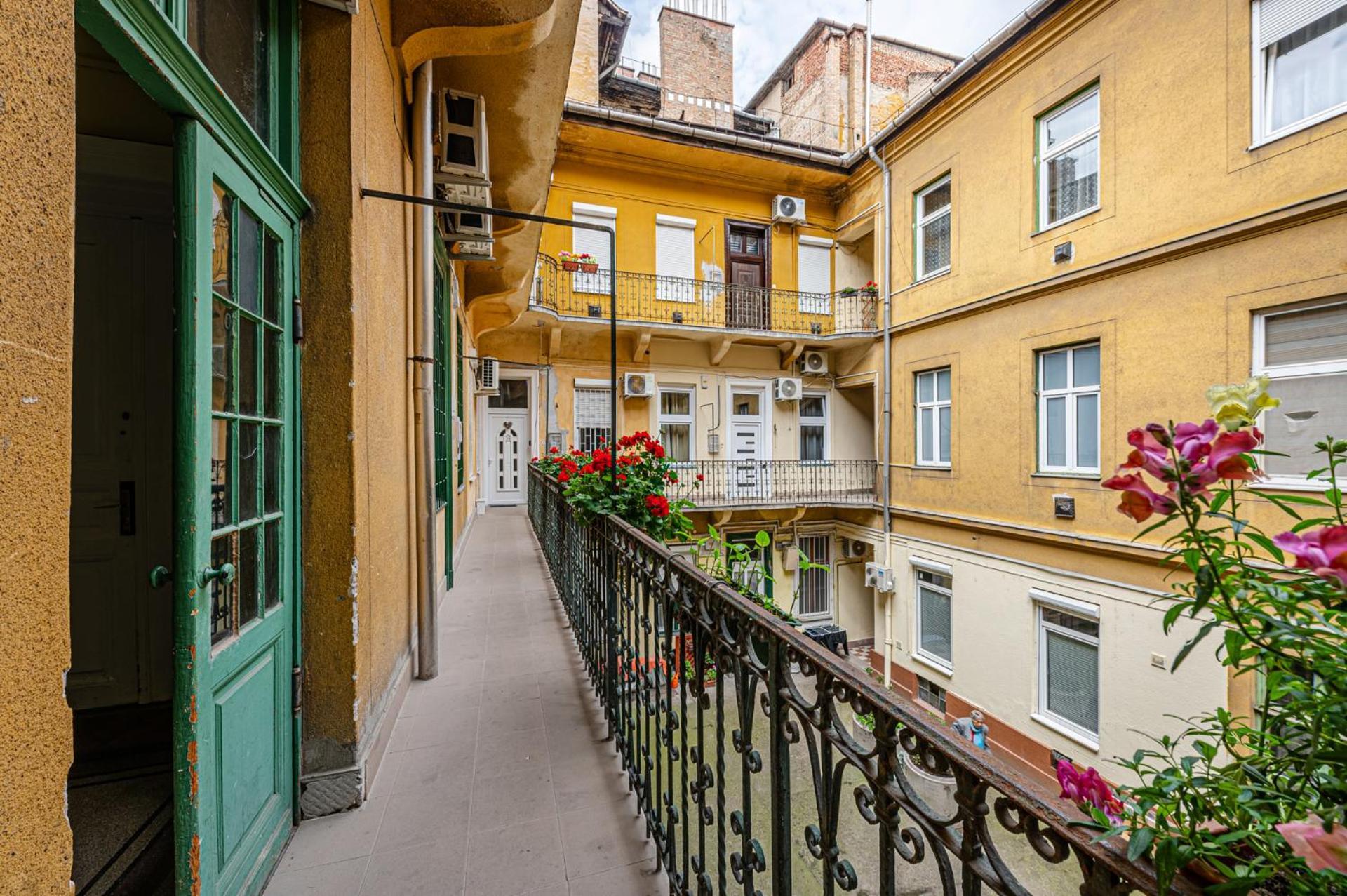 Charming & The Hidden Gem On Akacfa Str Apartament