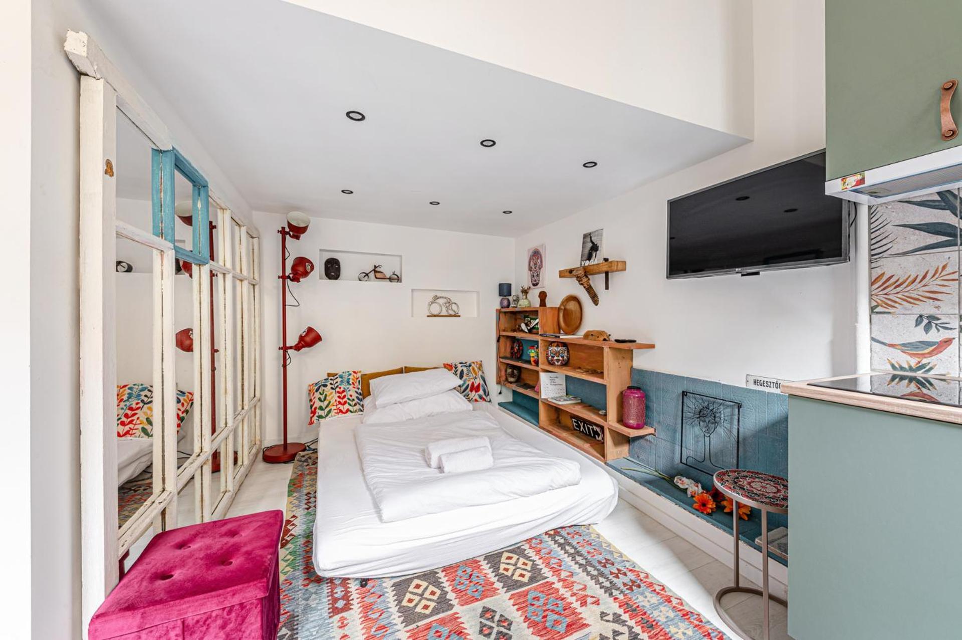 Apartament Charming & The Hidden Gem On Akacfa Str